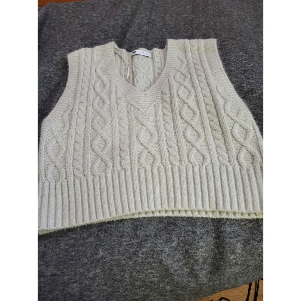 Euc Zara light gray cable-knit sweater vest size large